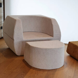Divano letto trasformabile Nyx colore Zafferano con pouf